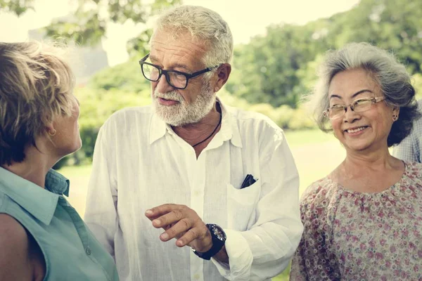 Les amis seniors s'amusent au parc — Photo