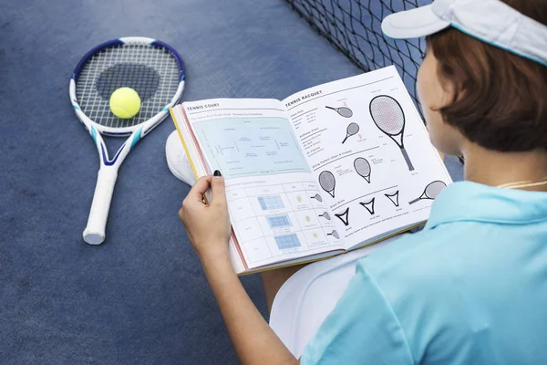Kadın tenis hakkında kitap okumak — Stok fotoğraf