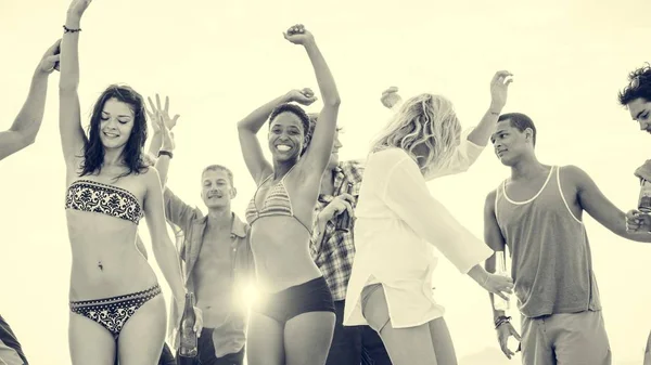 Люди, наслаждающиеся пляжными вечеринками — стоковое фото