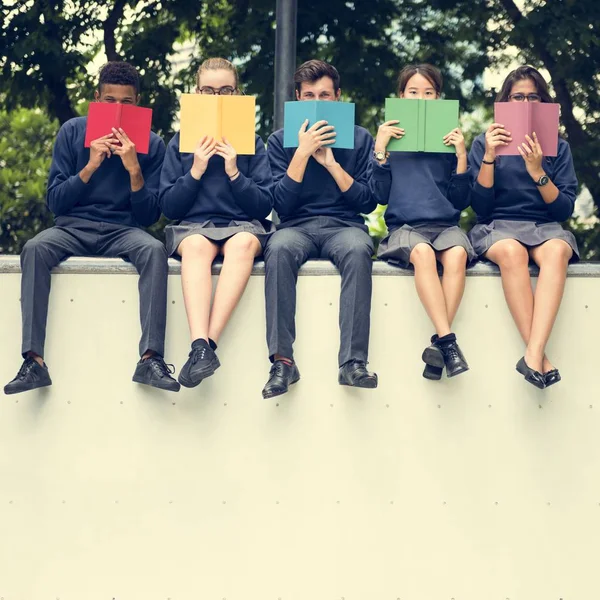 Olika studenter i skoluniform — Stockfoto