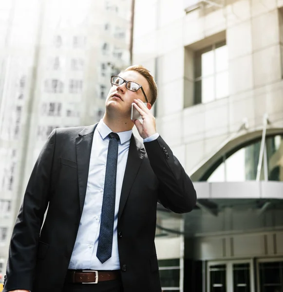 Empresário falando ao telefone — Fotografia de Stock