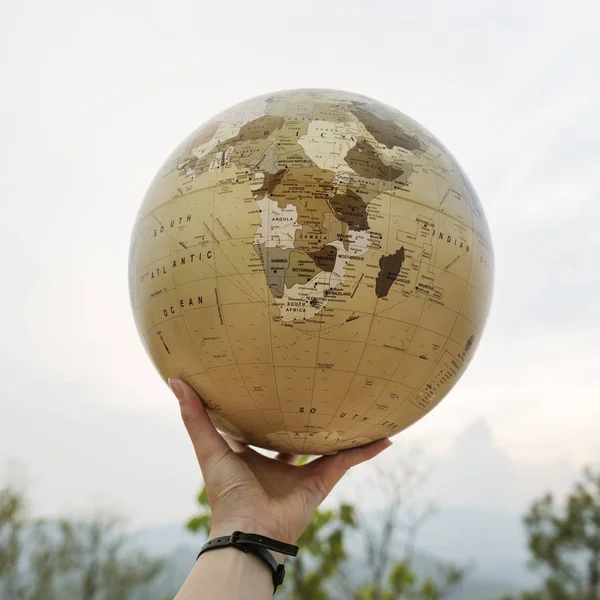 Viajante Segurando Globo — Fotografia de Stock