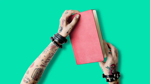 Caderno em mãos em tatuagens — Fotografia de Stock