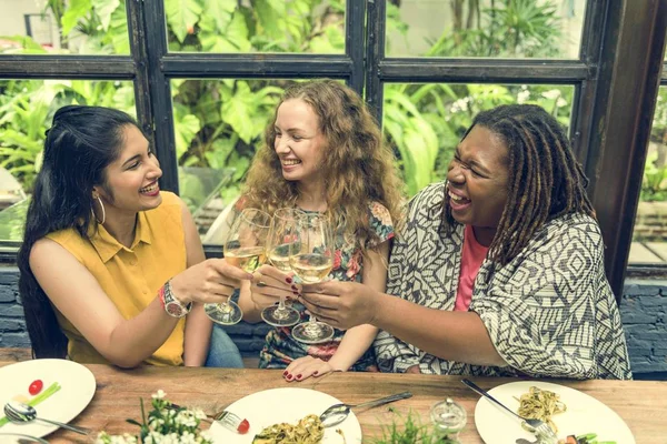 Donne che cenano — Foto Stock