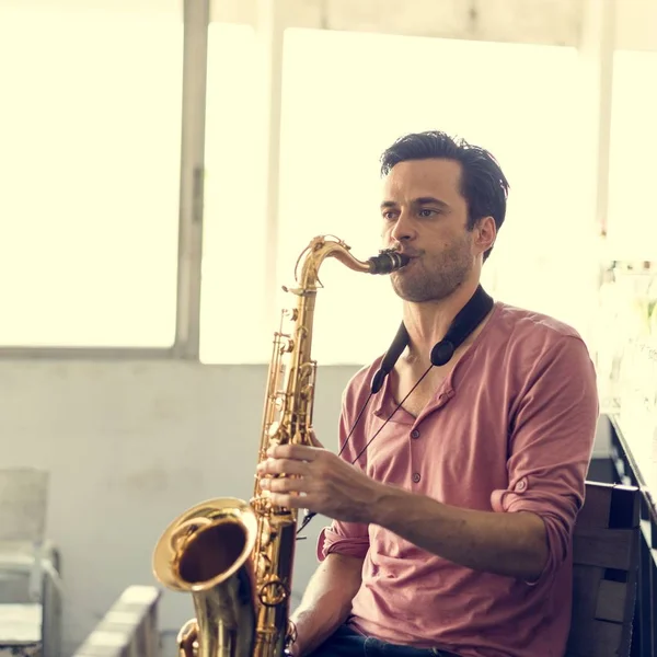 Músico tocando saxofone — Fotografia de Stock