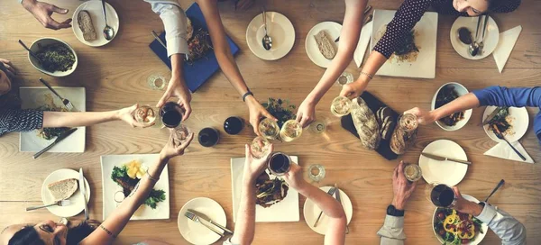 Gente teniendo comida juntos — Foto de Stock