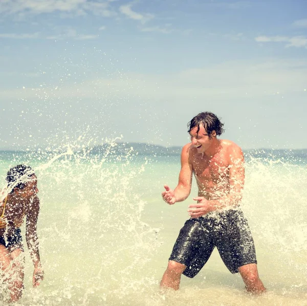 Para bawiąca się na plaży — Zdjęcie stockowe