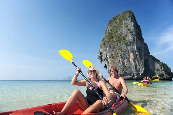 Les gens Kayak dans la mer — Photo