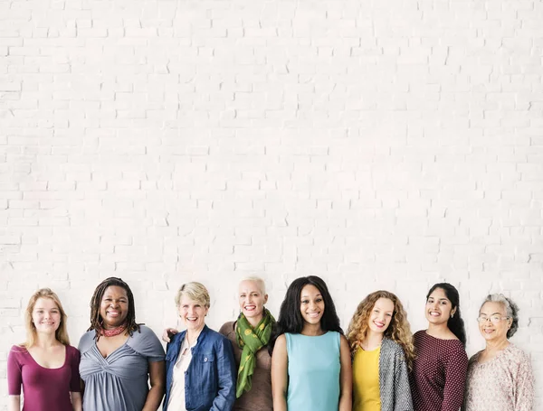 Vielfalt lächelnde Frauen — Stockfoto