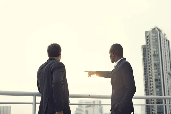Homens de negócios falando no telhado — Fotografia de Stock