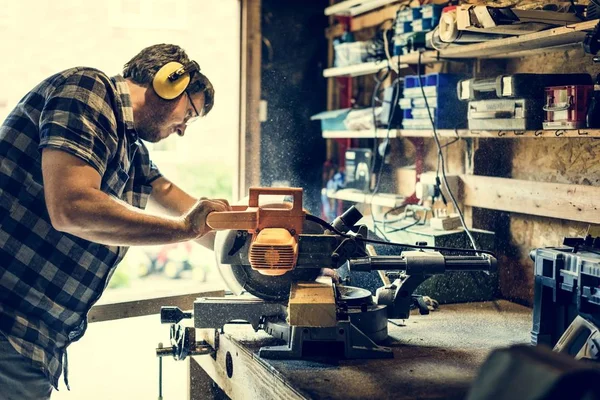 Carpinteiro Artesanal em oficina — Fotografia de Stock
