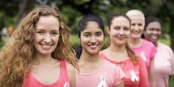 Kobiet obsługują raka piersi — Zdjęcie stockowe