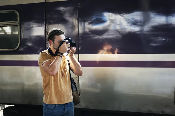Homme avec caméra à la gare — Photo