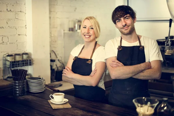 Garçonete e barista trabalhando no café — Fotografia de Stock