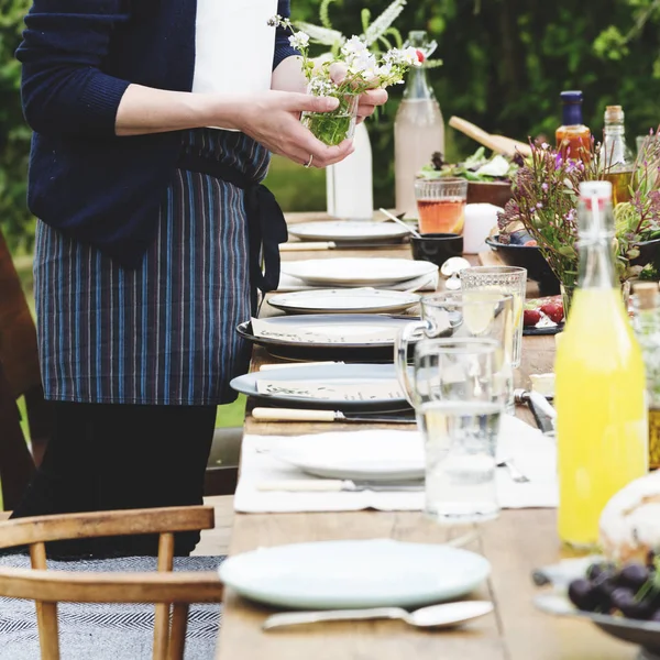 Mujer preparando mesa para la cena — Foto de Stock