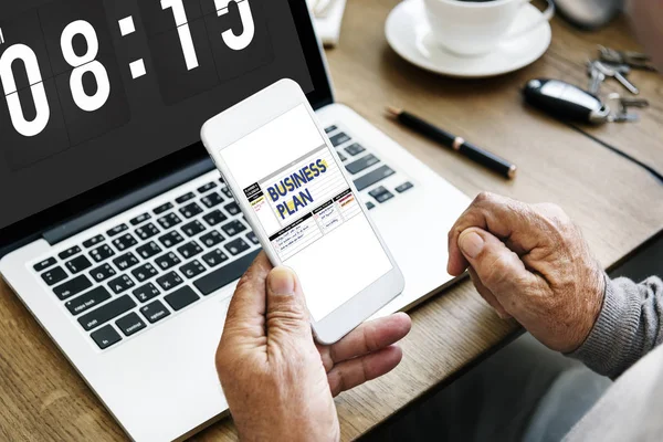 Uomo anziano mani che tengono mobile — Foto Stock