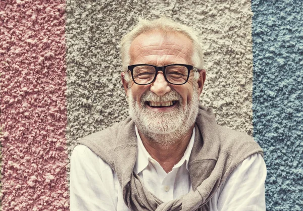 Anziano bello uomo sorridente — Foto Stock