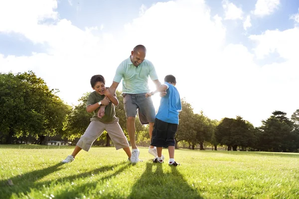 Pai e meninos brincando ao ar livre — Fotografia de Stock