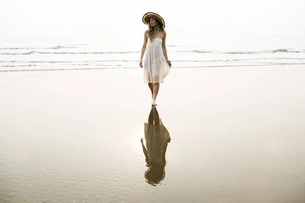 Donna che cammina sulla spiaggia — Foto Stock