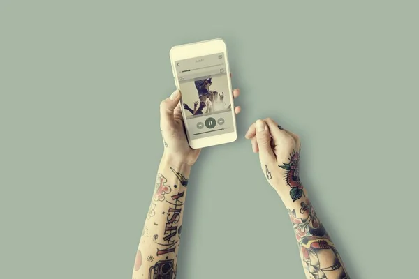 Mãos em tatuagens com telefone celular — Fotografia de Stock