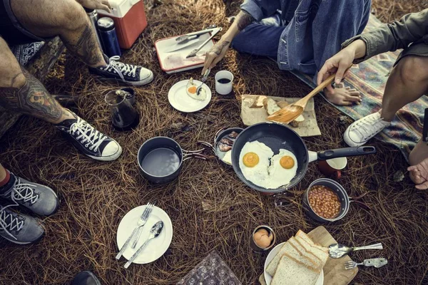 吃的食物中露营的朋友 — 图库照片