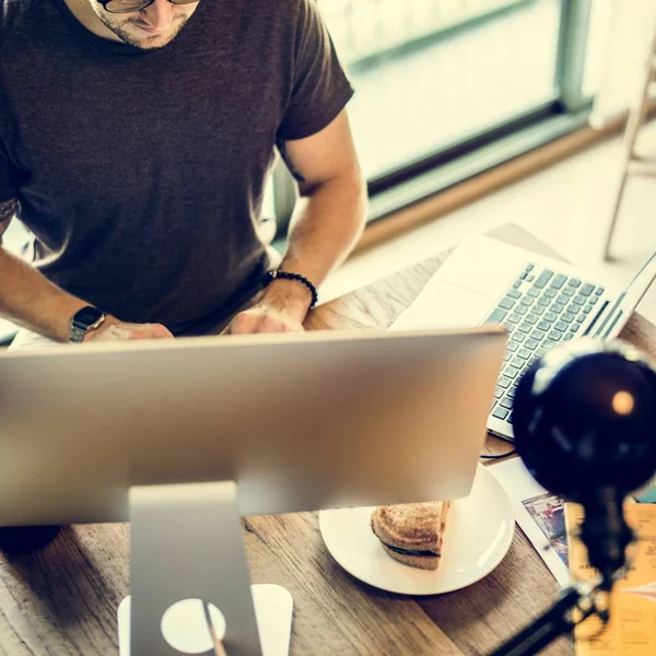 Homem trabalhando no computador — Fotografia de Stock