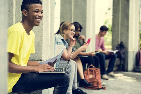 Jonge studenten studeren buiten — Stockfoto