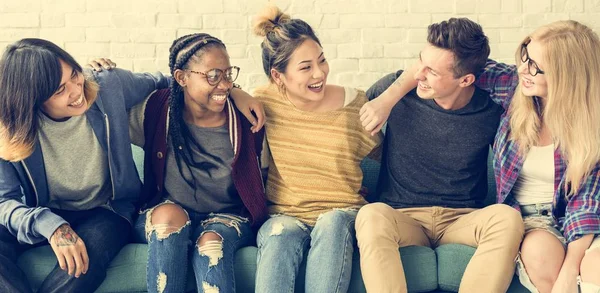 Studenten samen knuffelen — Stockfoto