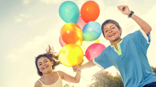 Barnen leker med baloons — Stockfoto