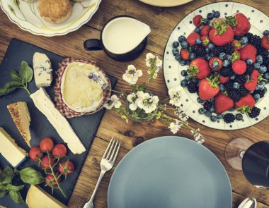 Tablo ile yiyecek öğle yemeği için devam eder