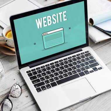 Tablo kavramı üstünde laptop  