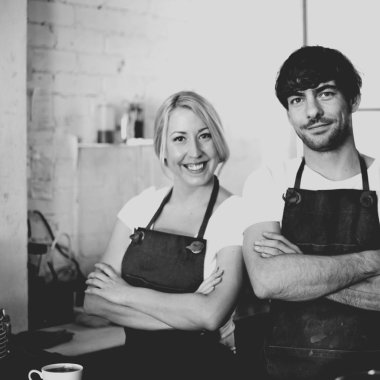 Garson ve kafede çalışan barista