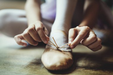 Sivri ayakkabılı balerin bacakları.