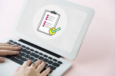 dizüstü bilgisayarda çalışan insan