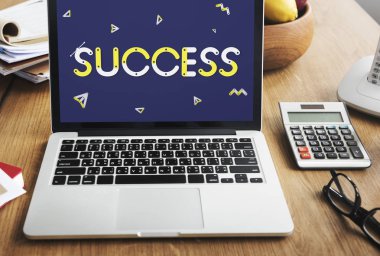 Tablo kavramı üstünde laptop  