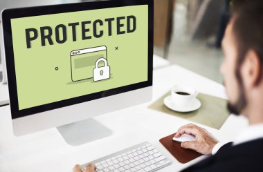 Bilgisayarda çalışan iş adamı