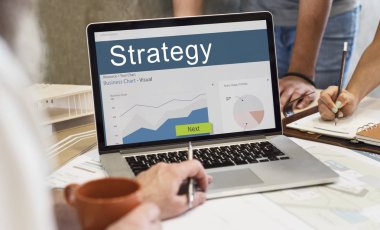 dizüstü bilgisayar kullanan insanlar