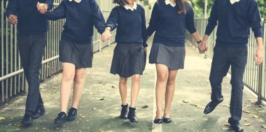 Çeşitli öğrenciler okul üniformalı