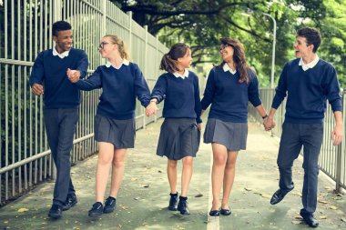 Çeşitli öğrenciler okul üniformalı