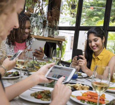 Kadınlar cihazlar tarama