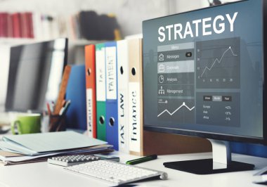 Bilgisayar çalışma masası üzerinde