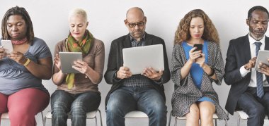 kişi iskemlede oturuyor