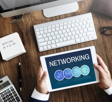 Dijital tablet kullanan işadamı