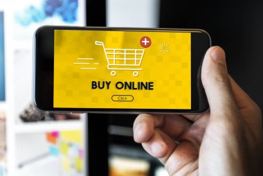 Akıllı telefon kullanan adam