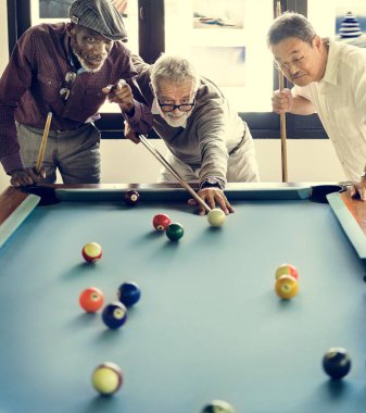 Bilardo oynayan arkadaşlar