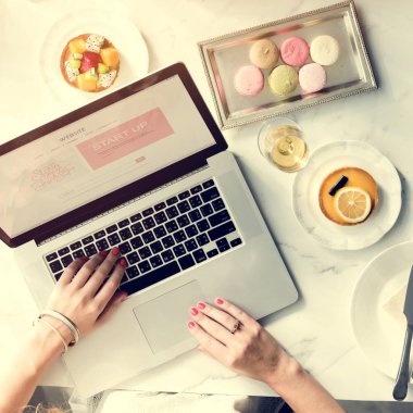 Dizüstü bilgisayar kullanan kadın