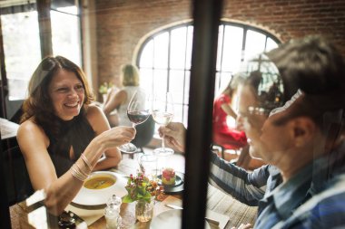 Romantik randevusu olan çift. 