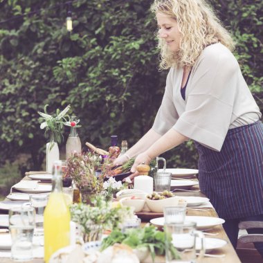 Akşam yemeği için tablo hazırlama kadın