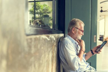 Dijital tablet kullanan adam