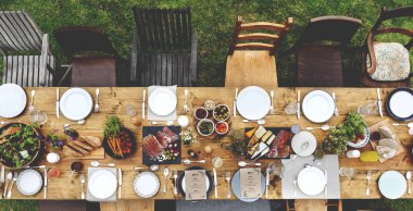 Tablo ile yiyecek öğle yemeği için devam eder